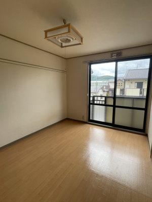 【洋室】 | ル・モンドB | 落ち着いた色調の洋室です