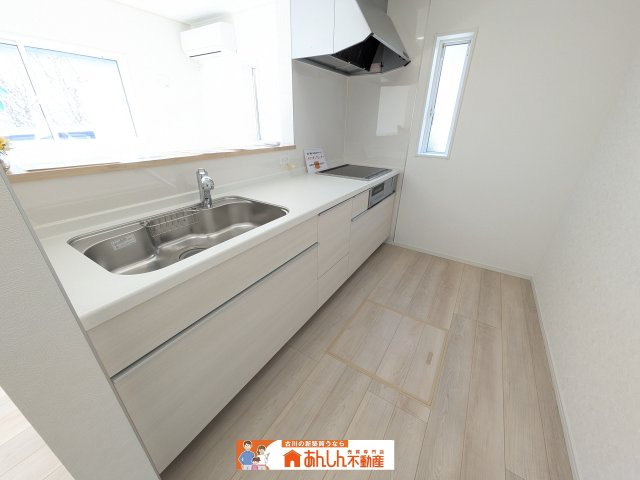 【キッチン】 | ＼即 見 学 可 能／涌谷町涌谷第４期　限定１棟 | 食器棚を置いても広々したスペースのキッチン！使いやすいキッチンの高さが好評です！