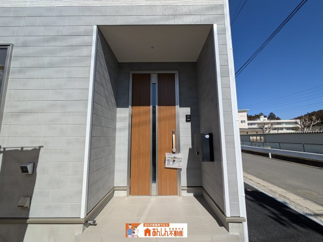 【玄関】 | ＼即 見 学 可 能／涌谷町涌谷第４期　限定１棟 | 玄関ポーチインターフォンとポストもついています！
