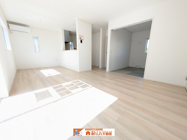 【居間・リビング】 | ＼即 見 学 可 能／涌谷町涌谷第４期　限定１棟 | 陽当りよく冬でもあったかいダイニングとリビングです！