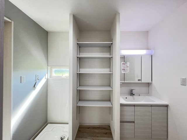 橿原市曲川3丁目全5区画の洗面所|鏡うらが収納になった3面鏡付き洗面化粧台