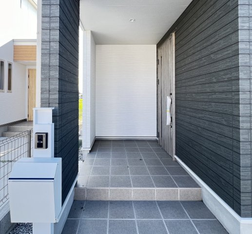 橿原市曲川3丁目全5区画の玄関|広い玄関ポーチが魅力です