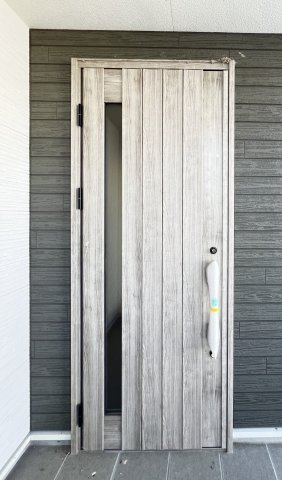 橿原市曲川3丁目全5区画の玄関|明るくおしゃれな玄関です