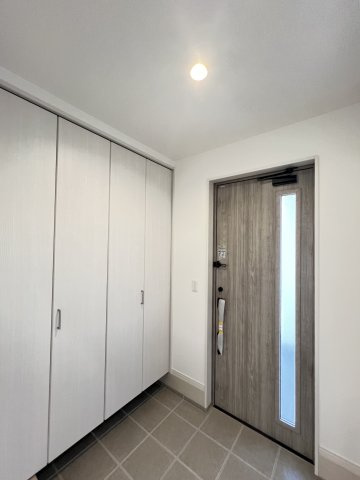 橿原市曲川3丁目全5区画の玄関|明るく開放的な内玄関
