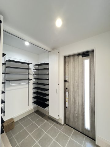 橿原市曲川3丁目全5区画の玄関|大容量のシューズボックス付き