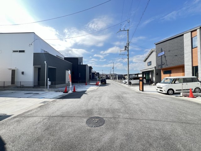 橿原市曲川3丁目全5区画の前面道路含む現地写真