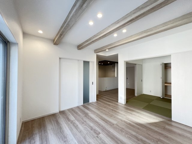 橿原市曲川3丁目全5区画の居間・リビング|天井に見せ梁があって木の温もりを感じる空間です！