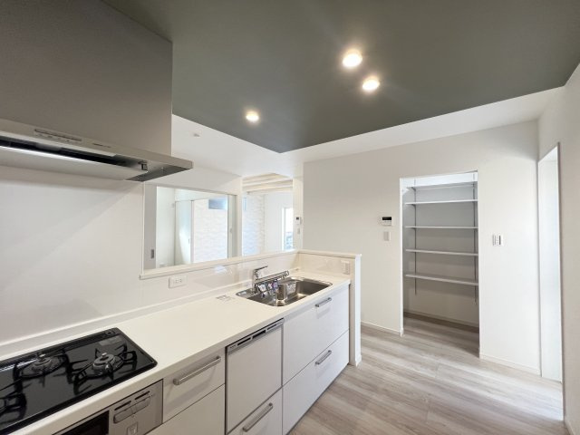 橿原市曲川3丁目全5区画のキッチン|キッチンの近くにはパントリーもあり便利です