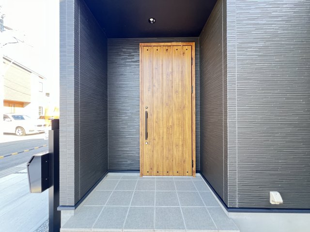 橿原市曲川3丁目全5区画の玄関|落ち着いた雰囲気の玄関ドア