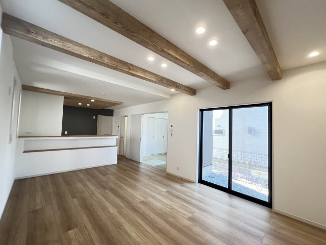 橿原市曲川3丁目全5区画の居間・リビング|天井に見せ梁があって木の温もりを感じる空間です！