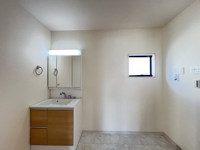 桜井市粟殿　第13期の独立洗面台|三面鏡付洗面化粧台