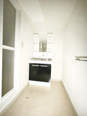 【洗面所】 | プレミアムバリュー生田 | 独立洗面台です。