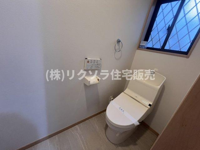 倉治2丁目　中古一戸建てのトイレ|温水洗浄便座付き
■物件内覧・資金計画相談・住宅ローン相談、リフォーム相談、お問合せ受付中■
※当日・翌日のご内覧、ご相談はお電話でのお問合せがスムーズです！