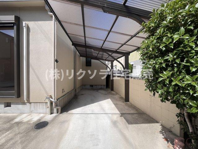 倉治2丁目　中古一戸建ての駐車場|カーポート付き
■物件内覧・資金計画相談・住宅ローン相談、リフォーム相談、お問合せ受付中■
※当日・翌日のご内覧、ご相談はお電話でのお問合せがスムーズです！