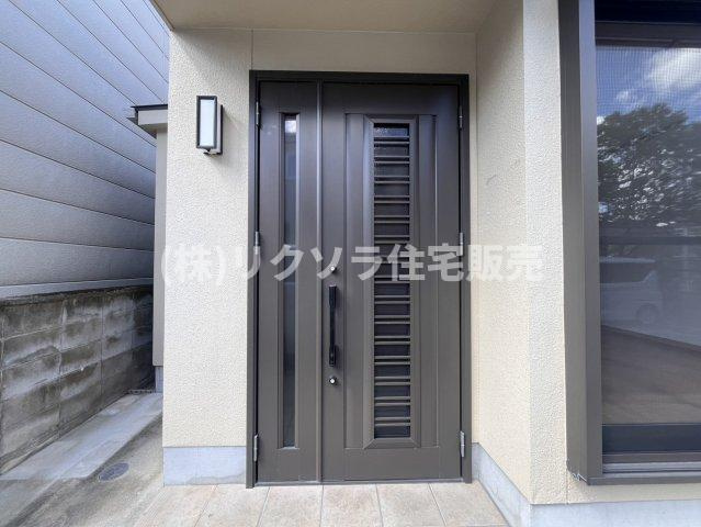 倉治2丁目　中古一戸建ての玄関|ポーチライト付き
■物件内覧・資金計画相談・住宅ローン相談、リフォーム相談、お問合せ受付中■
※当日・翌日のご内覧、ご相談はお電話でのお問合せがスムーズです！