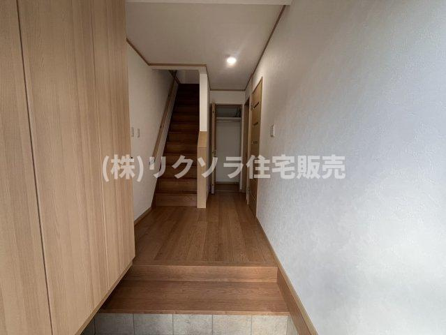 倉治2丁目　中古一戸建ての内装|玄関収納付き
■物件内覧・資金計画相談・住宅ローン相談、リフォーム相談、お問合せ受付中■
※当日・翌日のご内覧、ご相談はお電話でのお問合せがスムーズです！