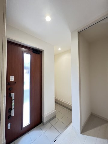 桜井市粟殿　第13期　の玄関|土間収納＋玄関上がってすぐのところに収納がありスッキリと整理できます♪