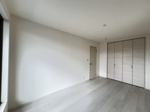 桜井市粟殿　第13期　の寝室|7.5帖の寝室はバルコニーに面しています。
