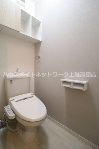 リュミエール Ｂのトイレ|収納棚・温水洗浄暖房便座