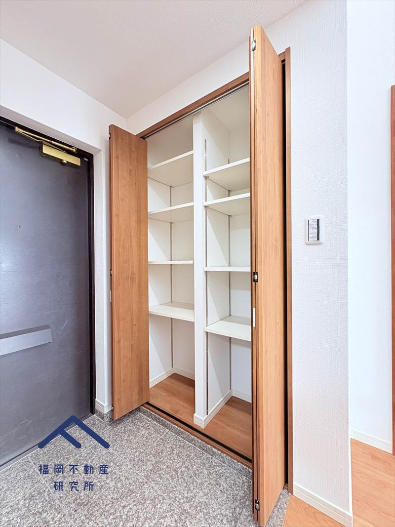 アンピール教育大前IIの玄関