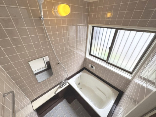 タイル調のお風呂には大きな窓付き♪