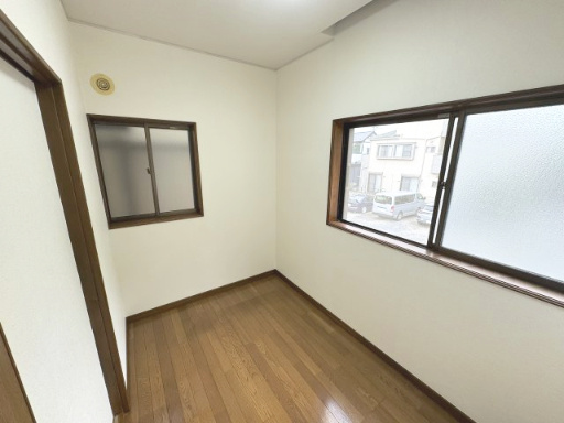 2.7帖の納戸は大きな荷物も収納可能♪