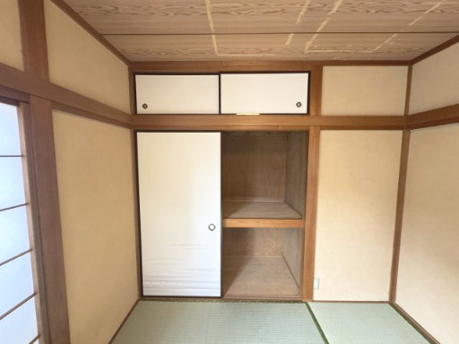 押入れには布団など収納可能♪