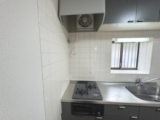 コンパクトなキッチンには出窓付き♪