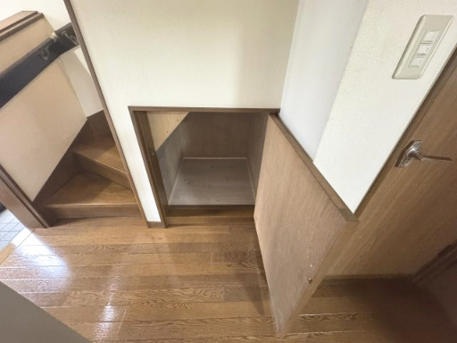 うれしい階段下収納付き♪