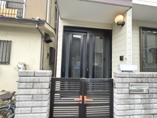 扉付きエントランスは防犯対策に♪