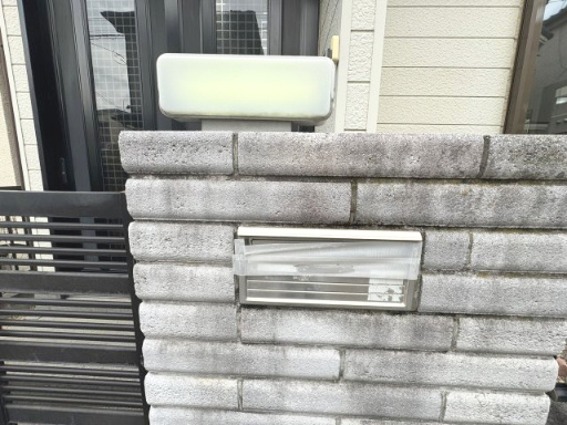 ポストは外壁内蔵型♪