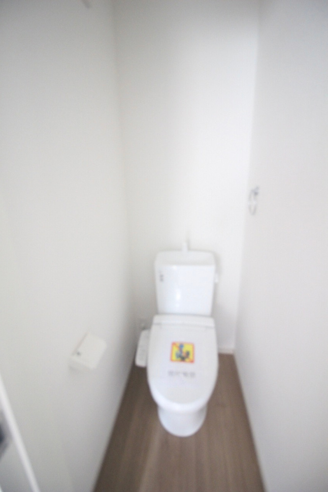 壬生町幸町1丁目　41期　2号棟のトイレ|1階トイレは清潔感あふれるホワイト基調。手洗い一体型タイプで使いやすく、お掃除もラクラクです。来客時にも気持ちよく使えます！