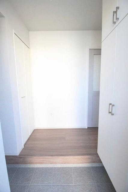 壬生町幸町1丁目　41期　2号棟の玄関|白を基調とした明るい玄関ホール。正面には窓もあり、自然光が入る心地よい空間です。