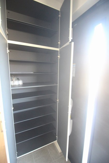 壬生町幸町1丁目　41期　2号棟の玄関|大容量のシューズボックスを完備。ご家族分の靴や季節物の収納もラクラクです。上部棚も使いやすく整理整頓がしやすい仕様。