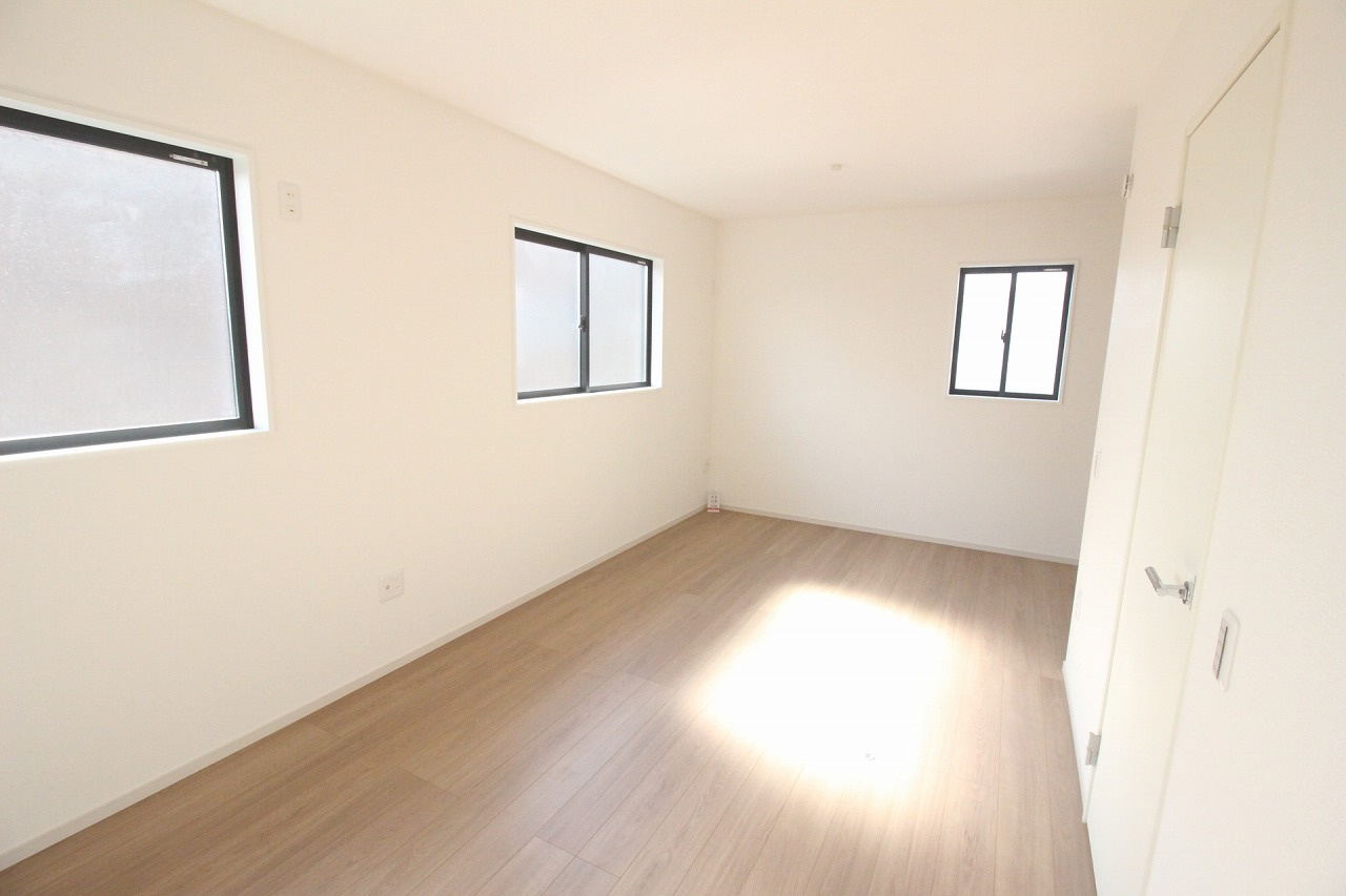 壬生町幸町1丁目　41期　2号棟の子供部屋|2階南西側5.6帖＋5.5帖の続き間洋室。仕切りを設ければ2部屋としても使える柔軟な間取りです。将来の子ども部屋にも最適！