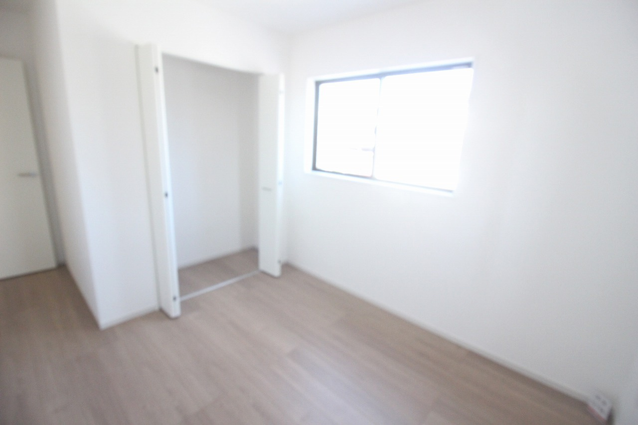壬生町幸町1丁目　41期　2号棟の洋室|クローゼット付きで収納も十分。衣類や荷物をすっきり整理でき、お部屋を広く使えます。家具の配置もしやすい間取りです。