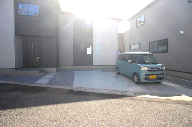 壬生町幸町1丁目　41期　2号棟の駐車場|ゆったりとした駐車スペースで、2台駐車も可能。前面道路も広めなので車の出し入れもスムーズです。来客時にも安心の広さです！