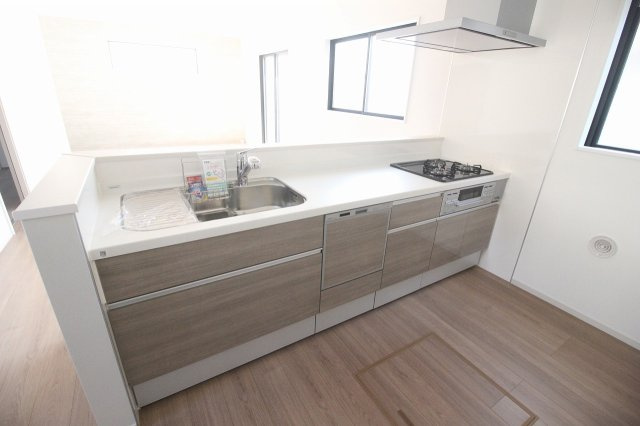 壬生町幸町1丁目　41期　2号棟のキッチン|明るい木目調のシステムキッチン。対面式なのでリビングの家族と会話を楽しみながらお料理できます！食洗機付きで家事も時短に。