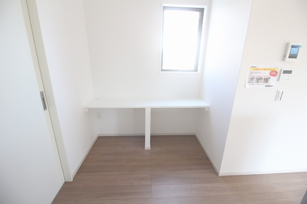 壬生町幸町1丁目　41期　2号棟のその他|キッチン横には便利なスタディカウンターを設置。お子様の宿題スペースや在宅ワークにも使える、人気の多用途コーナーです。