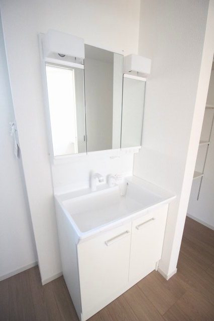 壬生町幸町1丁目　41期　2号棟の独立洗面台|三面鏡タイプの洗面化粧台は収納力たっぷり。朝の身支度もスムーズにできる明るい空間です。