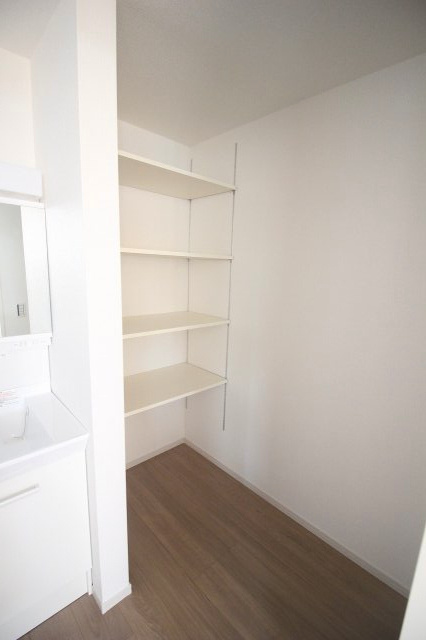 壬生町幸町1丁目　41期　2号棟のランドリースペース|洗面化粧台横には可動棚付きの収納スペースを完備。タオルや日用品、ストック品もたっぷり収納できて使い勝手良好です！