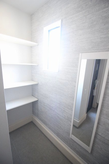 壬生町幸町1丁目　41期　2号棟の玄関|玄関横には便利な収納スペースを設置。アウトドア用品や掃除道具などをまとめてしまえる実用的な空間です。