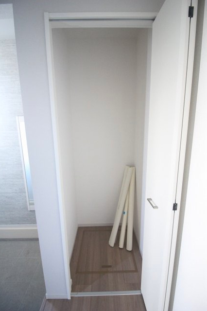 壬生町幸町1丁目　41期　2号棟の収納|玄関横には便利な収納スペースを設置。ストック品や掃除道具などをまとめてしまえる実用的な空間です。