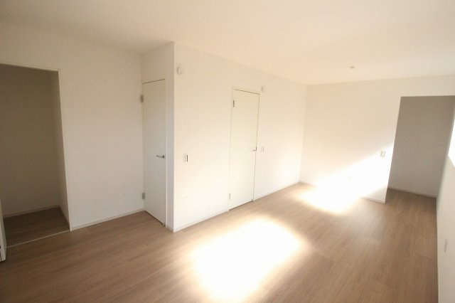 壬生町幸町1丁目　41期　2号棟の子供部屋|2部屋分の窓から明るい日差しが差し込む、開放感あふれる空間。兄弟部屋や趣味のスペースなど多用途に活用できます。