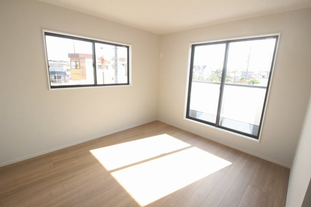 壬生町幸町1丁目　41期　2号棟の寝室|2階南東側8.3帖の主寝室。2面採光で明るく開放的な空間です。朝日を感じながら一日を始められる心地よいお部屋です！