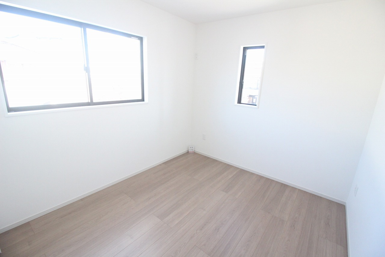 壬生町幸町1丁目　41期　2号棟の洋室|2階北東側5.7帖の洋室。2面採光で日中も明るく、風通しの良い快適なお部屋です。子ども部屋や書斎としてもおすすめ！