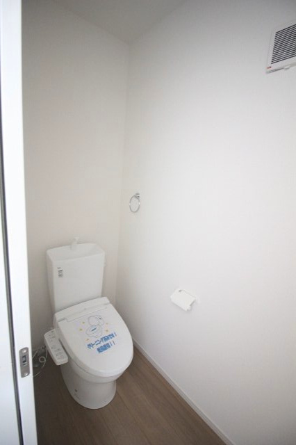 壬生町幸町1丁目　41期　2号棟のトイレ|2階トイレも同仕様で快適。各階にトイレがあるので、朝の忙しい時間帯も安心ですね。家族みんなが使いやすい間取りです。