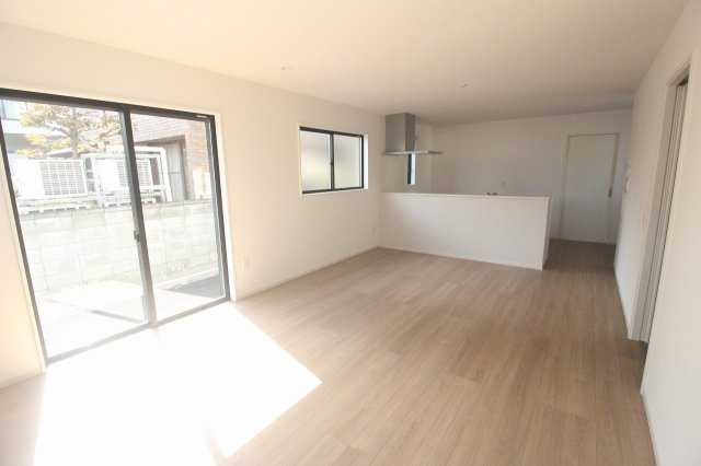 壬生町幸町1丁目　41期　2号棟の居間・リビング|南向きの掃き出し窓から光が差し込む、19帖の広々リビング。明るい空間で家族が自然と集まる居心地の良いリビングです！