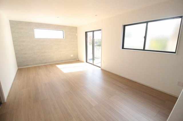 壬生町幸町1丁目　41期　2号棟の居間・リビング|グレートーンのアクセントクロスが落ち着いた雰囲気を演出。家具の配置もしやすく、シンプルながらおしゃれに暮らせます。