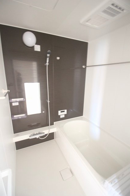 壬生町幸町1丁目　41期　2号棟の浴室|落ち着いた木目調パネルが高級感を演出するバスルーム。浴室乾燥機付きで雨の日の洗濯も安心！ゆったり浸かれる浴槽が魅力です。